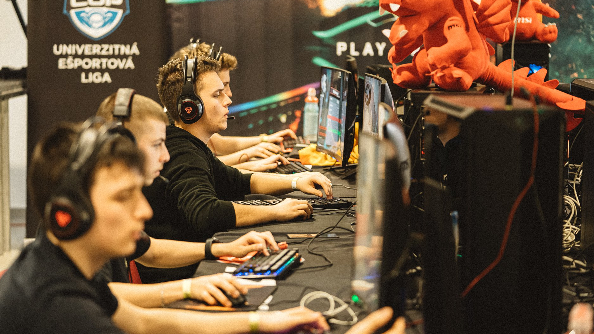 Náhledový obrázek článku Sleduj otváracie zápasy najlepšej štvorice UniCupu CS:GO. V sobotu spoznáme prvého grandfinalistu